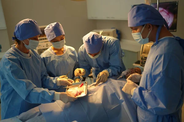 Chirurgové Pracující Operačním Sále — Stock fotografie