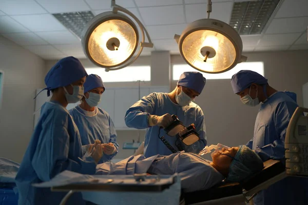 Kirurger Som Arbetar Inne Operationssalen — Stockfoto