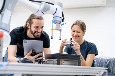 Metal üretim endüstrisinde çalışan endüstriyel fabrika çalışanları