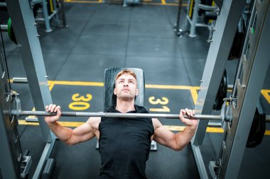 Spor salonunda egzersiz erkek atlet