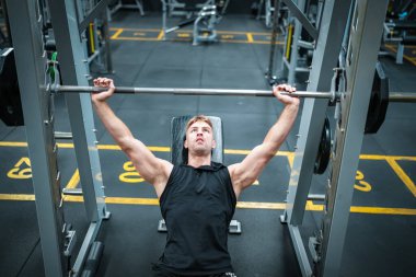 Spor salonunda egzersiz erkek atlet