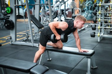 Spor salonunda egzersiz erkek atlet