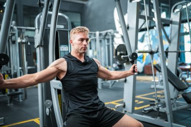 Spor salonunda egzersiz erkek atlet