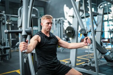 Spor salonunda egzersiz erkek atlet