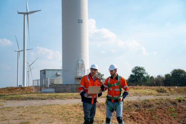 Rüzgar türbini servis mühendisleri bakım ve inşaat alanında teftiş planı, yenilenebilir elektrik jeneratörleri.