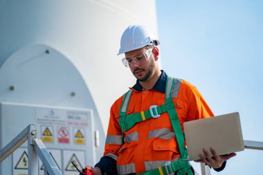 Rüzgar türbini servis mühendisi bakım ve inşaat sahasında teftiş planı, yenilenebilir elektrik jeneratörü. 