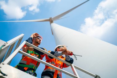 Rüzgar türbini servis mühendisleri bakım ve inşaat alanında teftiş planı, yenilenebilir elektrik jeneratörleri.