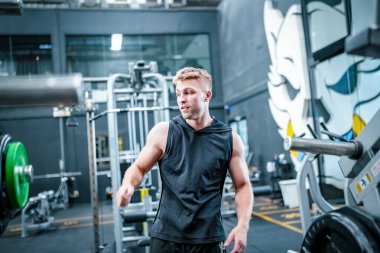 Spor salonunda egzersiz erkek atlet