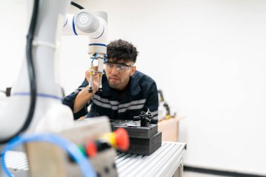 Kontrol mühendisi ve kaynak robotik otomatik silah Makinası akıllı Fabrika otomotiv endüstriyel sistem yazılımı izleme ile kontrol edin. Dijital üretim işlemi. Sanayi 4.0