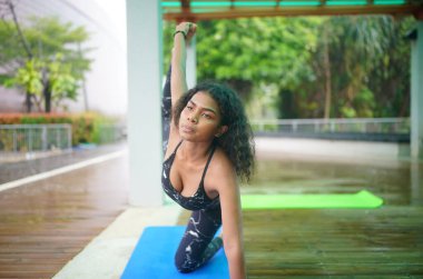  Arka bahçede yoga yapan genç bir kadın..