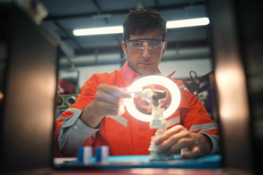 Modern Ekipmanlı Yüksek Teknoloji Araştırma Laboratuvarında Mühendis Robot Kolu. Teknoloji ve Yenilik Konsepti.