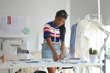 Genç kıyafet tasarımcısı stüdyosunda.