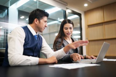 Ofiste çalışan iş adamları