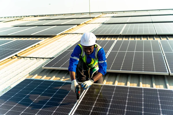 Engenheiro Painéis Solares Energia Fotovoltaica Electricidade Alternativa — Fotografia de Stock