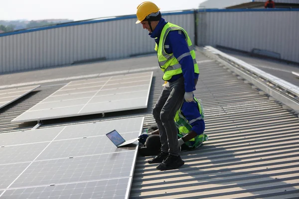 Technology Solar Cell Engineer Service Check Installation Solar Cell Roof — Stock Photo, Image