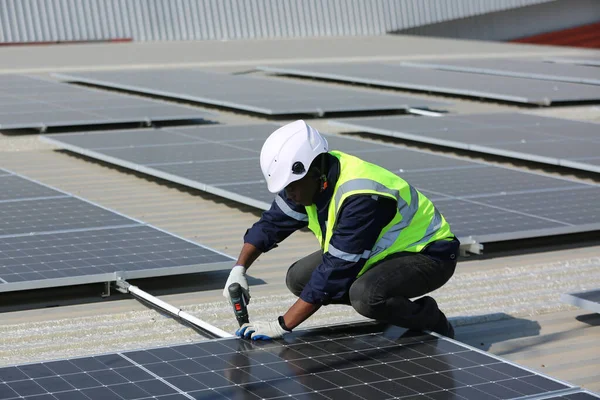 技術太陽電池 エンジニアは工場の屋根に設置太陽電池をチェックします 技術者は太陽電池パネルのメンテナンスをチェックし — ストック写真