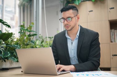 ofis yakışıklı işadamı portresi 