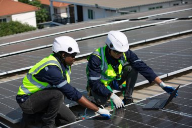 Teknoloji güneş pili, mühendislik servisi fabrikanın çatısında güneş pili kurulumunu kontrol ediyor. Güneş panellerinin bakımını kontrol eden teknisyenler, mühendislik ekibi güneş enerjisi santralinde kontrol ve bakım üzerinde çalışıyor. 