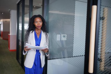 KPI hedefinden bahseden iş kadını, takım lideri veya yöneticisinin toplantı, planlama ve stratejisi