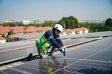 Teknoloji güneş pili, mühendislik servisi fabrikanın çatısında güneş pili kurulumunu kontrol ediyor. teknisyen güneş panellerinin bakımını kontrol ediyor