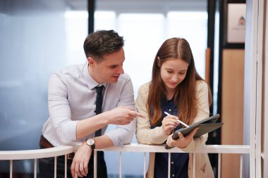 KPI hedefinden bahseden iş kadını, takım lideri veya menajeriyle toplantı, planlama ve strateji