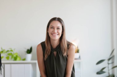 Moda tasarımcısı stüdyosunda kameraya gülümsüyor, iş kadını konsepti..