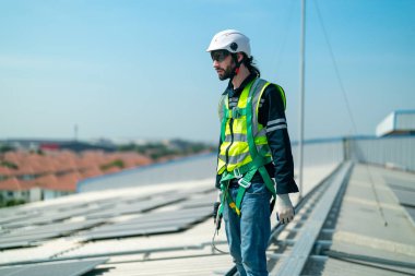 Makinist çatıya güneş panelleri kuruyor. Erkek mühendis çalışıyor. 