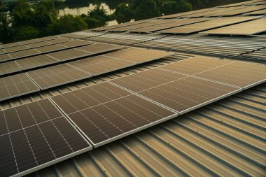 Teknoloji güneş pili, mühendislik servisi fabrikanın çatısında güneş pili kurulumunu kontrol ediyor. Teknisyen güneş panellerinin bakımını kontrol ediyor. Mühendislik ekibi güneş enerjisi santralinde kontrol ve onarım üzerinde çalışıyor.