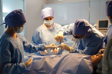 Cerrahlar ameliyathanede çalışıyor. 