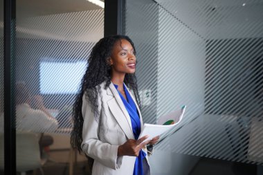 KPI hedefinden bahseden iş kadını, takım lideri veya yöneticisinin toplantı, planlama ve stratejisi