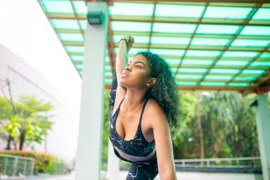  Arka bahçede yoga yapan genç bir kadın..