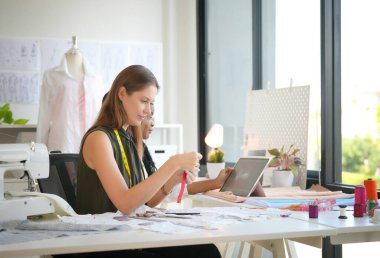 Stüdyoda genç kıyafet tasarımcıları