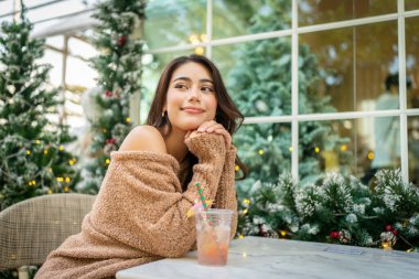 Noel zamanı. Rahat, zarif bir genç bayan.