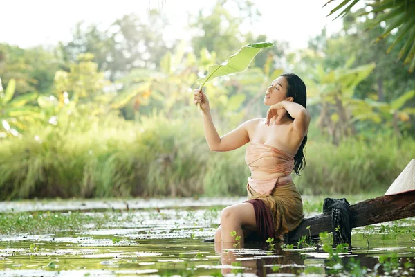 Happy Asian Kobieta Połowów Zabawy Wodospady Mieszka Obszarach Wiejskich Rolników — Zdjęcie stockowe