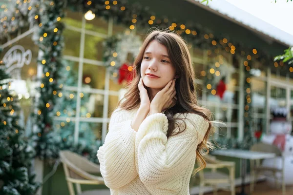 Navidad Mujer Joven Elegante Relajado —  Fotos de Stock