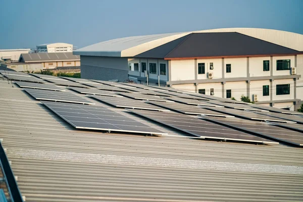 太阳能电池技术 工厂屋顶上的太阳能电池 太阳能发电厂的维修到绿色能源的创新 — 图库照片