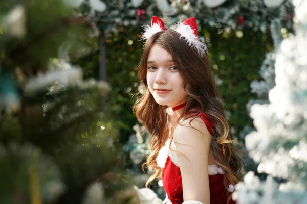 クリスマスだ リラックスしたエレガントな若い女性でサンタC赤ドレス — ストック写真