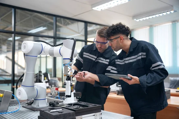 Modern Ekipmanlı Yüksek Teknoloji Araştırma Laboratuvarı Ndaki Mühendisler Bakım Robotu — Stok fotoğraf