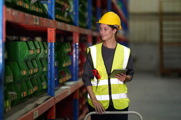 Warehouse Industriële Supply Chain Logistiek Bedrijven Binnen Pakhuispersoneel Controleert Inventaris — Stockfoto