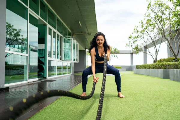 Jonge Vrouw Training Met Battle Rope — Stockfoto