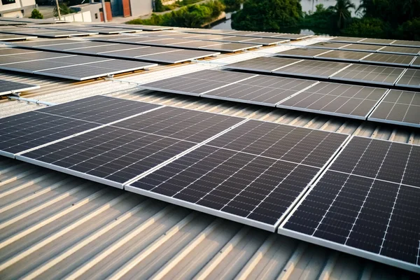 技術太陽電池 エンジニアサービス工場の屋根に設置太陽電池をチェックします 技術者は太陽光発電所の点検や維持管理に取り組む太陽光パネルのメンテナンスをグリーン エンナーの革新にチェックします — ストック写真