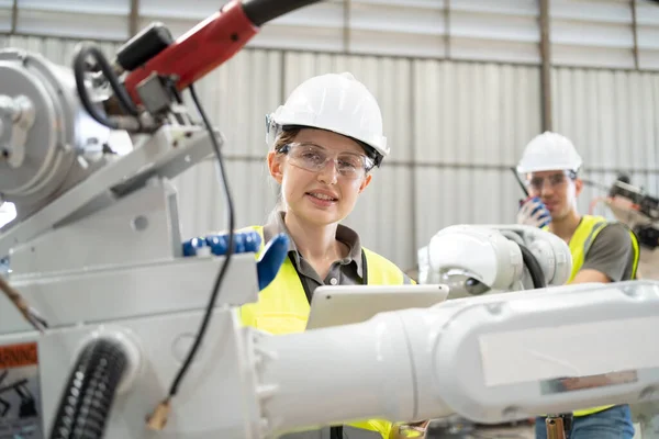 Jonge Vrouwelijke Ingenieur Die Aan Fabriek Werkt — Stockfoto