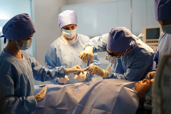 Cerrahlar ameliyathanede çalışıyor.  