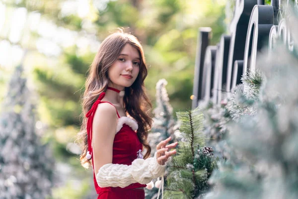 Tempo Natal Relaxado Elegante Jovem Mulher Santa Vestido Vermelho — Fotografia de Stock