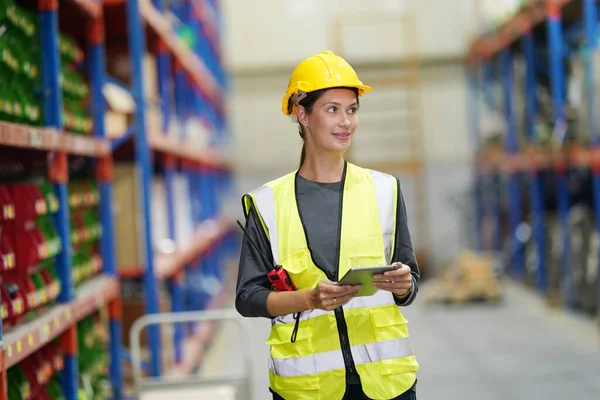 Warehouse Industrial Supply Chain Logistics Companies Warehouse Workers Checking Inventory — Stock Photo, Image