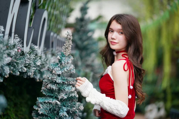 Boże Narodzenie Zrelaksowany Elegancki Młoda Kobieta Santa Czerwona Sukienka — Zdjęcie stockowe