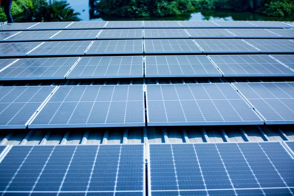 技術太陽電池 工場の屋根の上の太陽電池 グリーンエネルギーの革新に太陽光発電所のメンテナンス — ストック写真
