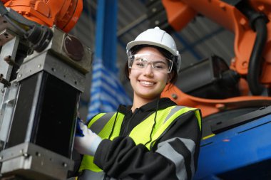 Kontrol mühendisi ve kaynak robotik otomatik silah Makinası akıllı Fabrika otomotiv endüstriyel sistem yazılımı izleme ile kontrol edin. Dijital üretim işlemi. Sanayi 4.0