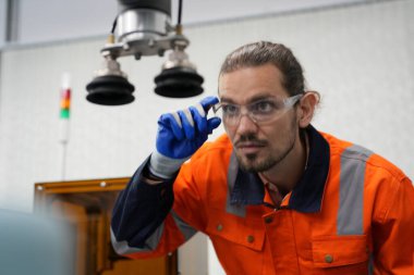 Fabrikada çalışan erkek mühendis. 