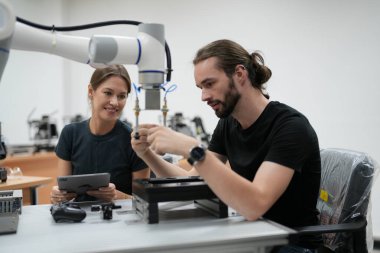 Metal üretim endüstrisinde çalışan endüstriyel fabrika çalışanları